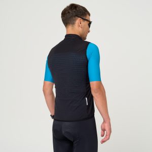 zdjęcie kolarza w kamizelce koalarskiej