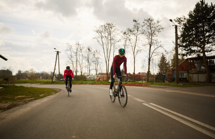 Dwaj kolarze jadący w kierunku kamerzysty Spodenki rowerowe męskie z wkładką