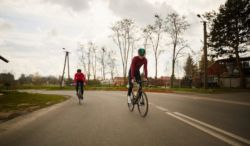 Dwaj kolarze jadący w kierunku kamerzysty Spodenki rowerowe męskie z wkładką