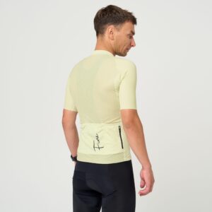 kolarz w koszulce kolarskiej stojący tyłem do fotografa