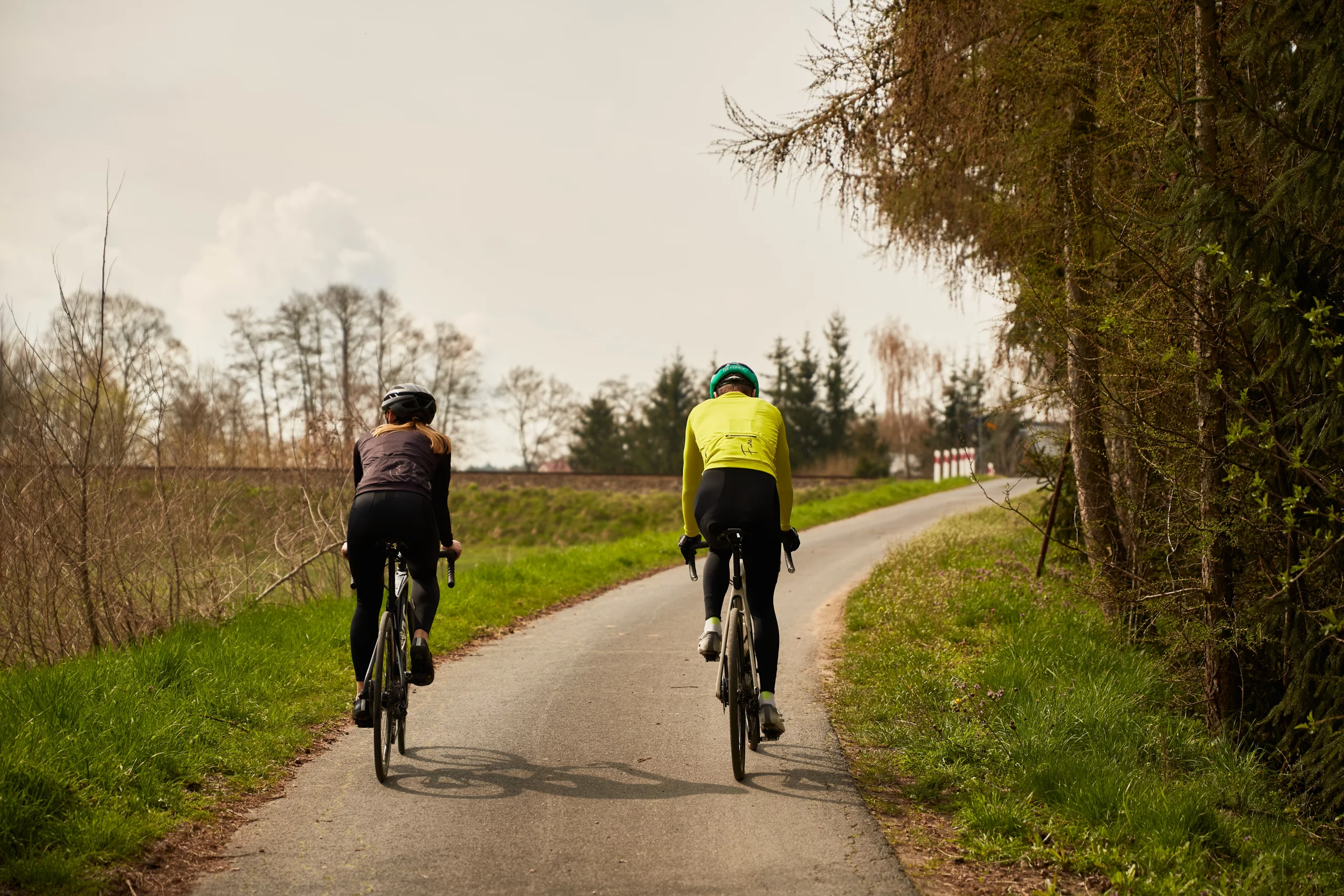 zdjęcie kolarza i kolarki na rowerach