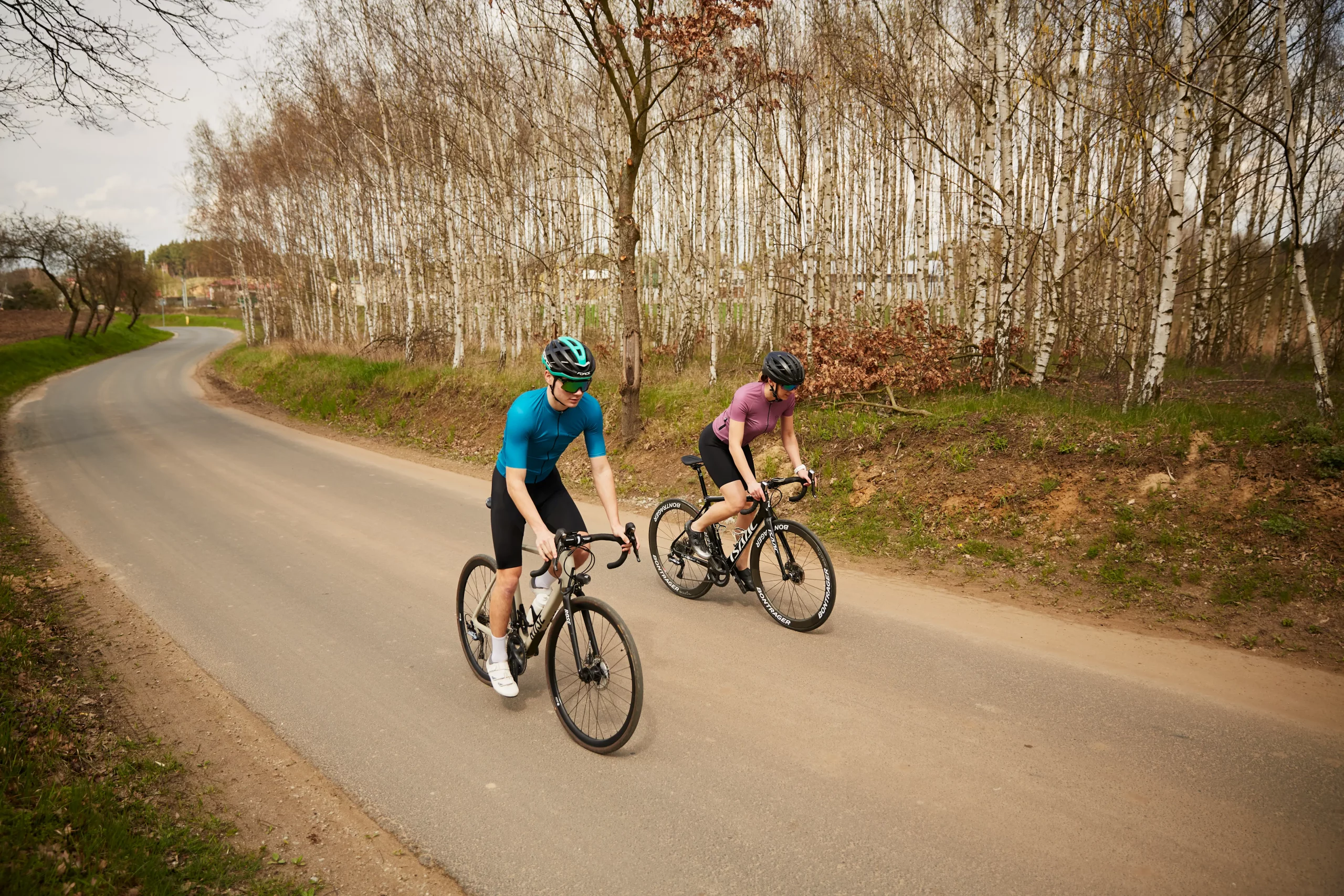 Jak ubrać się na rower szosowy w okresie przejściowym