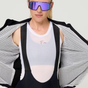 kolarka w kurtce zimowe kolarskiej