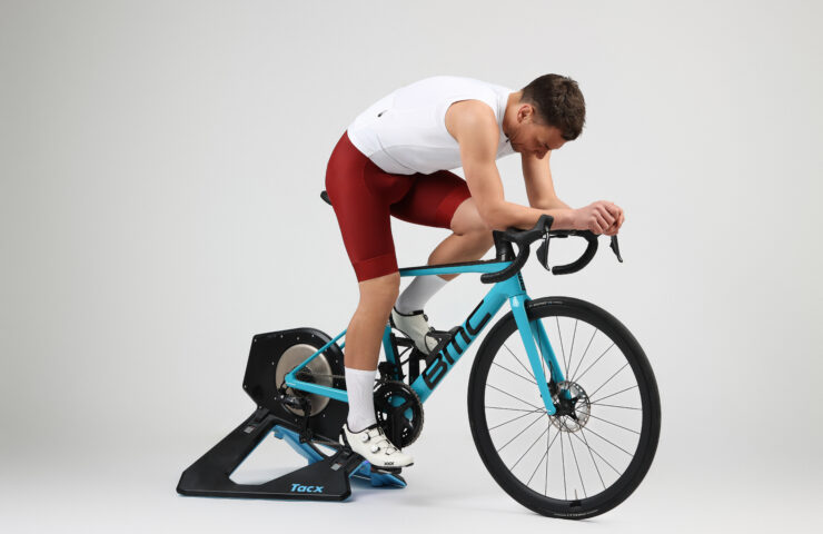 jak przymierzać odzież kolarską, kolarz na trenażerze