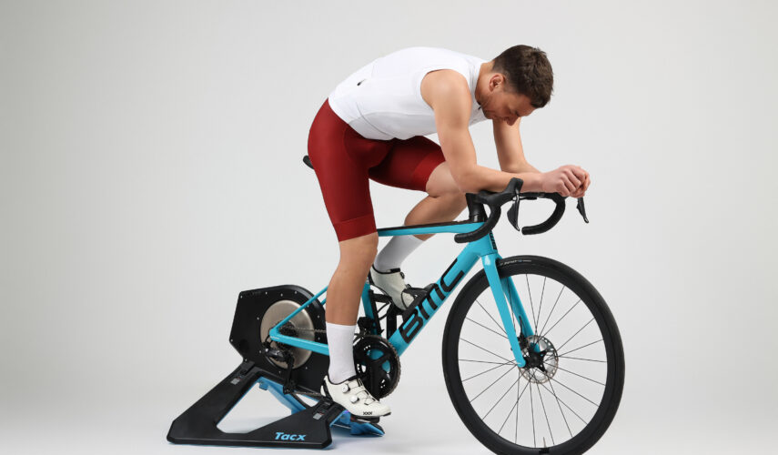 jak przymierzać odzież kolarską, kolarz na trenażerze