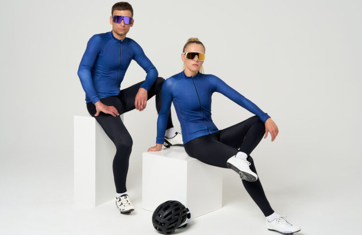 Kolarz i kolarka siedzą ubrani w odzież kolarską. bluza rowerowa