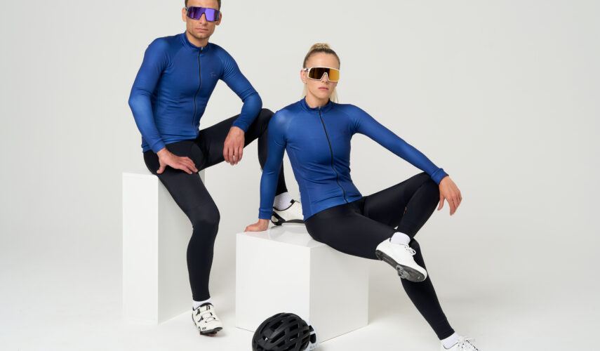 Kolarz i kolarka siedzą ubrani w odzież kolarską. bluza rowerowa