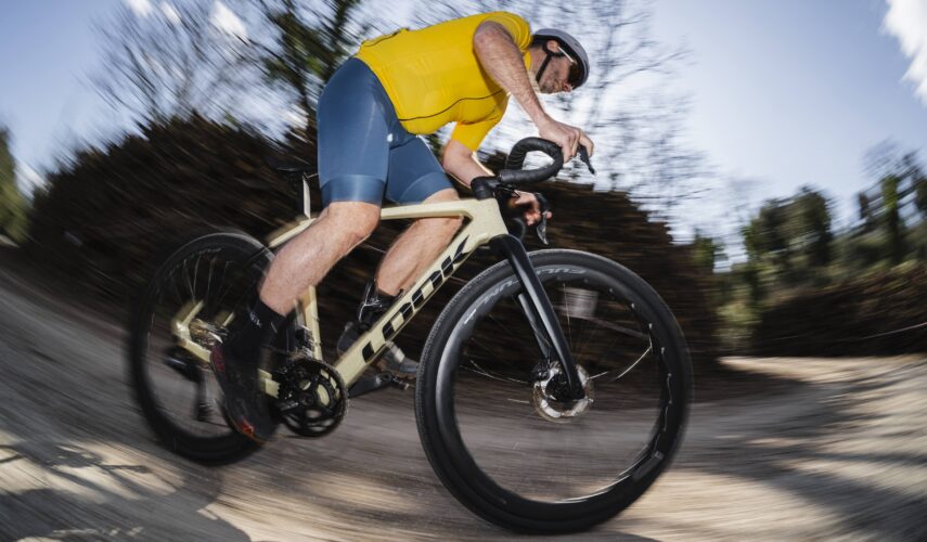 test odzieży Fine-Cycling, kolarz na gravelu w żółtej koszulce